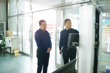 熱烈歡迎五棵松蘭州金牌代理商馬建軍先生蒞臨五棵松木業(yè)探討交流建筑模板發(fā)展的未來之路!