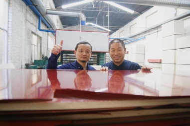 熱烈歡迎五棵松蘭州金牌代理商馬建軍先生蒞臨五棵松木業(yè)探討交流建筑模板發(fā)展的未來之路!